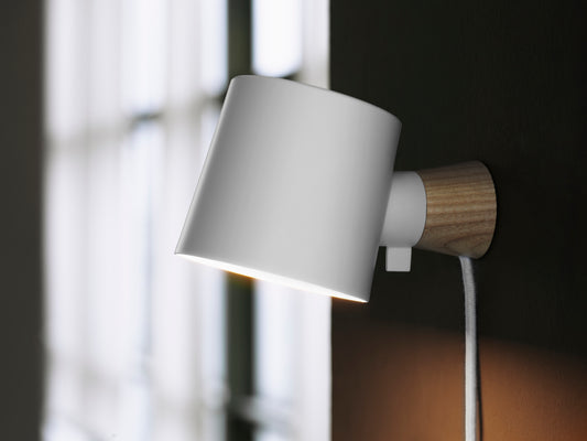 Vegglampe ampel fra Normann Copenhagen. Hvit metall skjerm, veggbase i tre. Ledning er hvit.