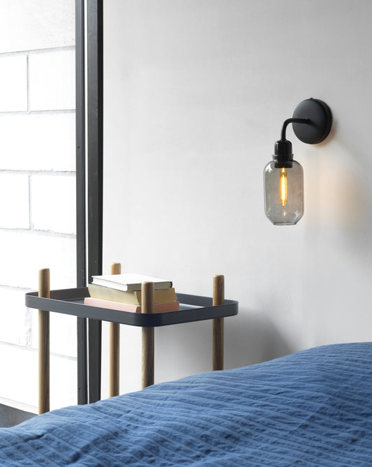 amp vegglampe fra normann copenhagen. Sotet glass.