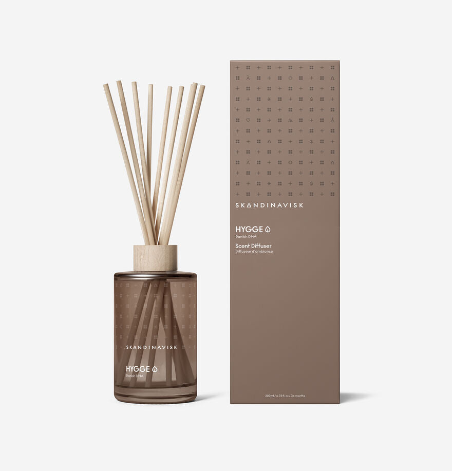 Hygge diffuser fra Skandinavisk. Duftolje i brun glasskrukke med trepinner.