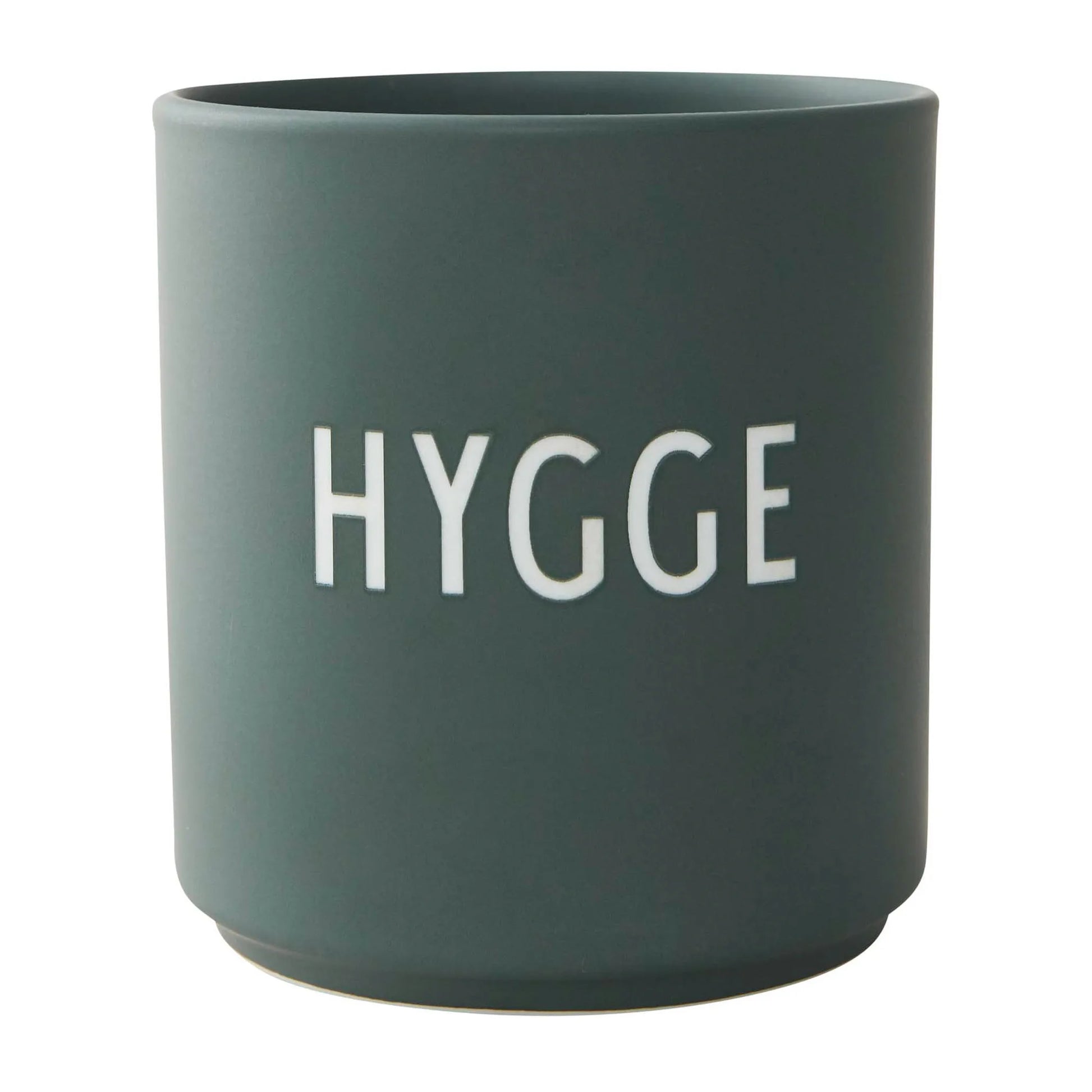 Mørk grønn kaffekrus fra Design Letters. Uten hank. Med teksten Hygge.