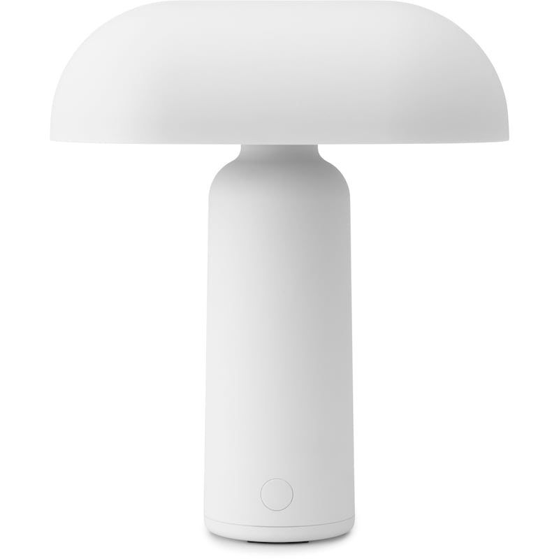 Hvit stilren oppladbar bordlampe fra Normann Copenhagen. T-formet.